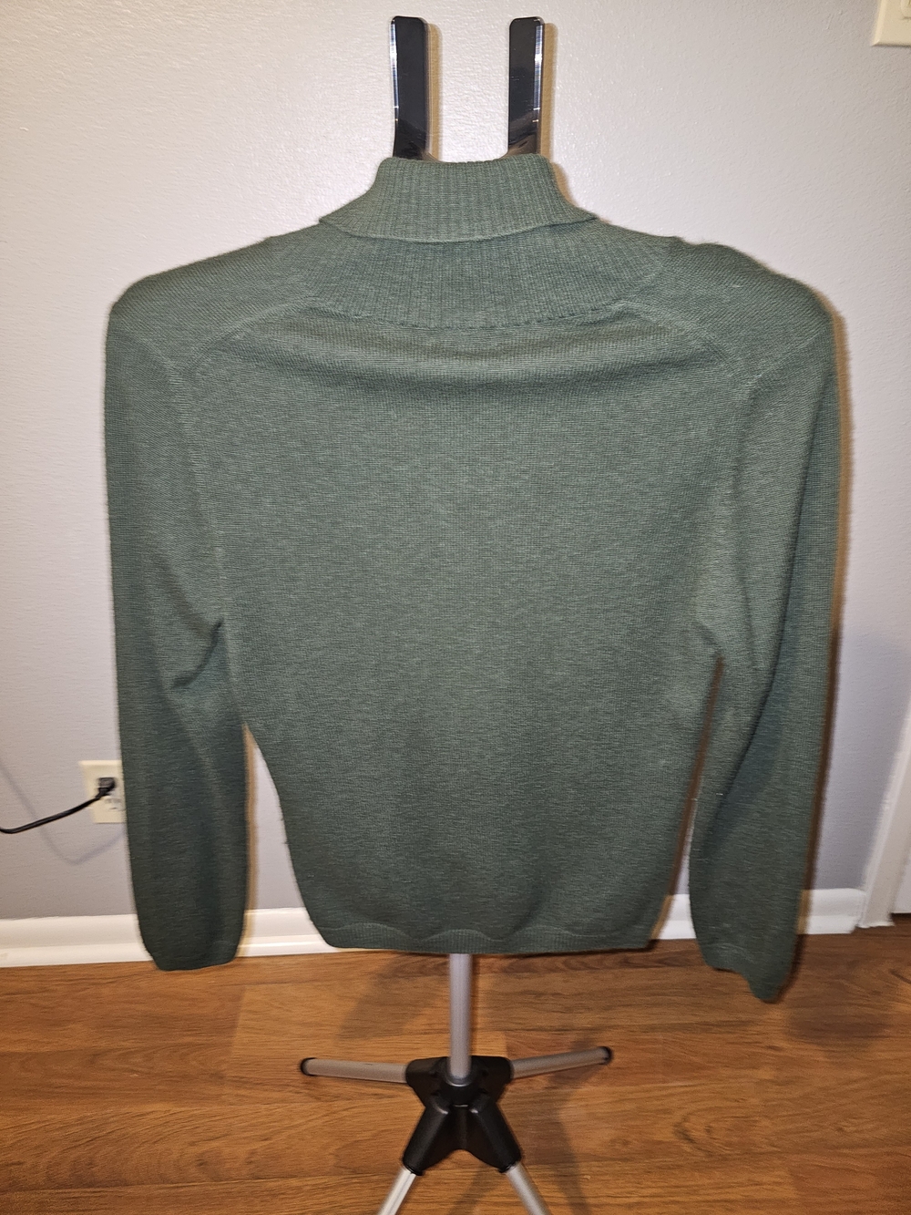 Women's Olive Green V-Neck Cashmere Sweater - Picture 3 of 3